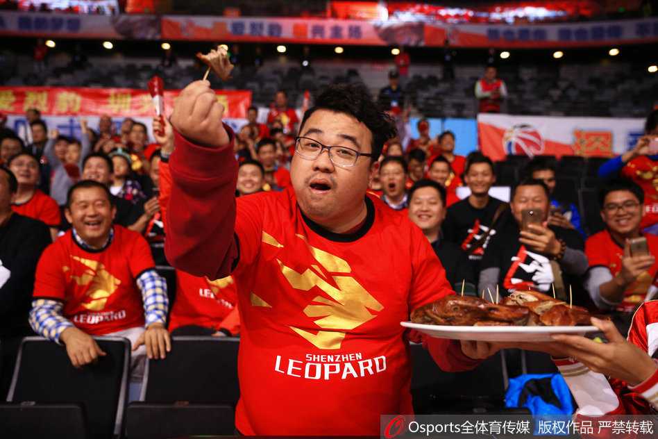 篮球宝贝在现场做出高难度柔韧动作，身姿曼妙，她一边展示身材，一边用俏皮的表情对着镜头发出邀请，为主队深圳的胜利加油助威。