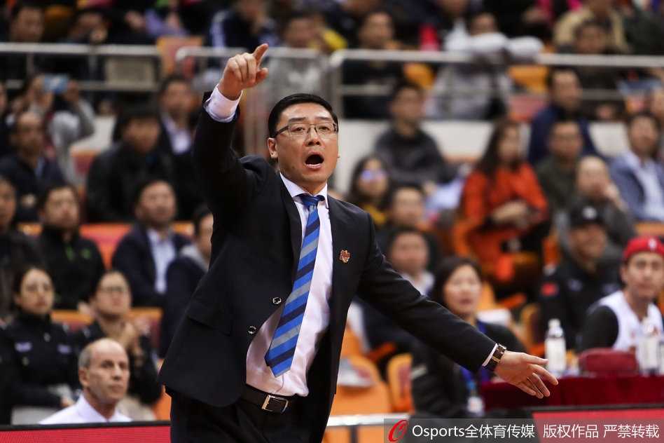 深圳队全体球员围在一起庆祝胜利，每个人脸上都洋溢着笑容，团结一心的氛围正是他们取得五连胜的秘诀。