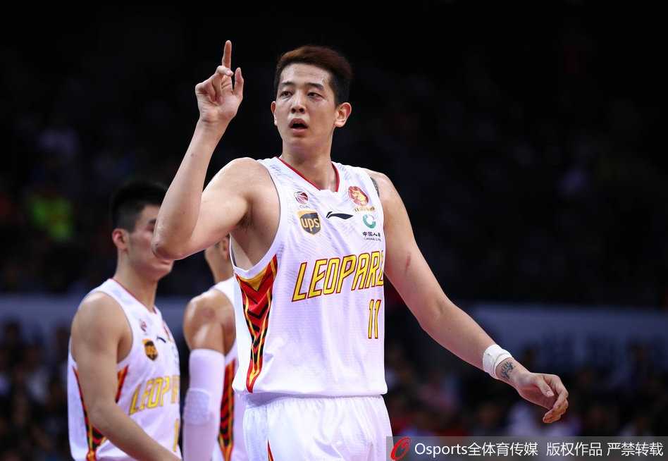 大外援萨林杰在对方内线多人包夹下依然强行起跳，凭借强悍的力量将球补进篮筐，此役他贡献了27分15篮板的大号两双。