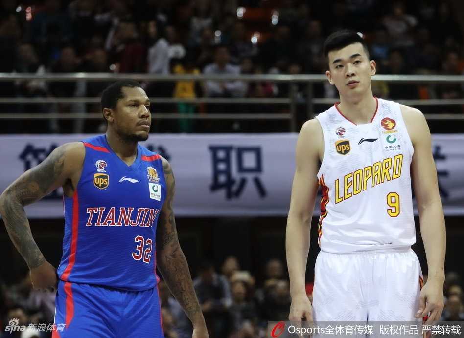 于德豪如猎豹般敏捷突破两人夹防，撕裂对手防线瞬间