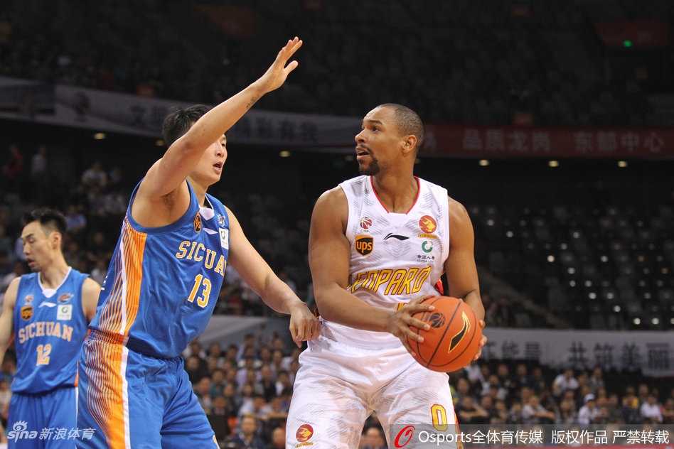 富兰克林带球疾速突破，防守他的于德豪手脚并用全力贴防，两人在高速对抗中肌肉碰撞，这是全场攻防对决的一个缩影。