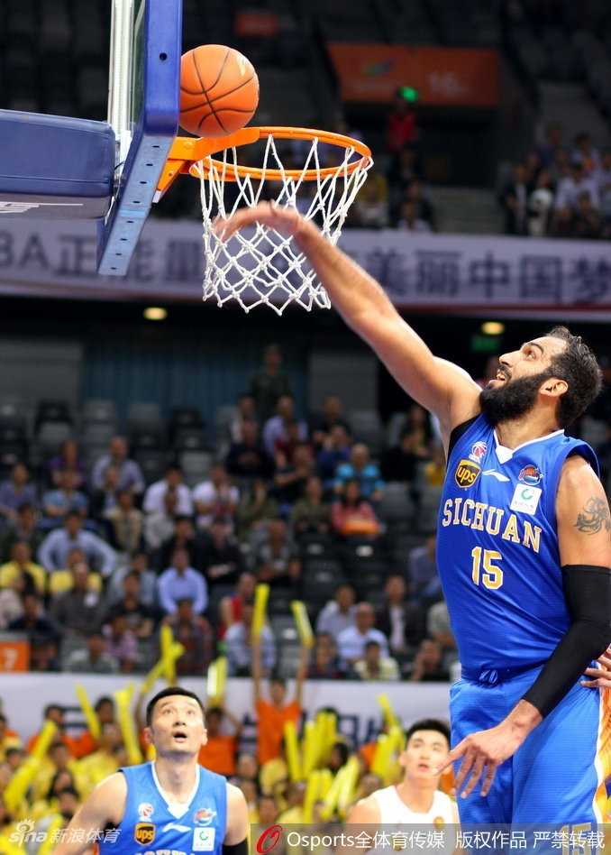 赛场上，何忠勉与孟铎合力包夹持球的四川队球员，两人手臂张开形成一道防守屏障，展现了深圳队强硬的团队防守态度。