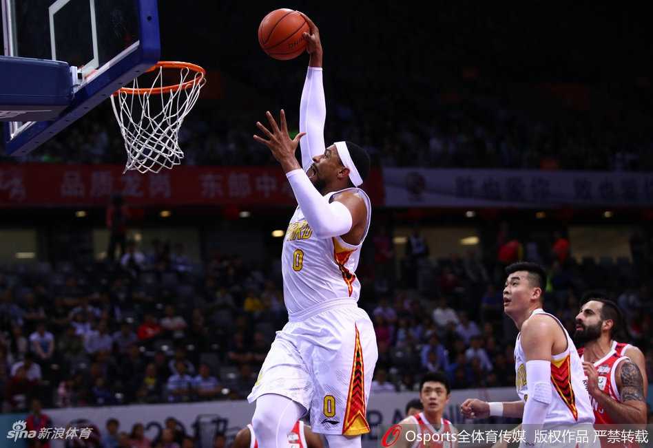 李慕豪高高跃起，长臂舒展如大鹏展翅，精准地将对手的上篮扇飞，防守的威慑力让广州队球员的突破线路瞬间受阻。