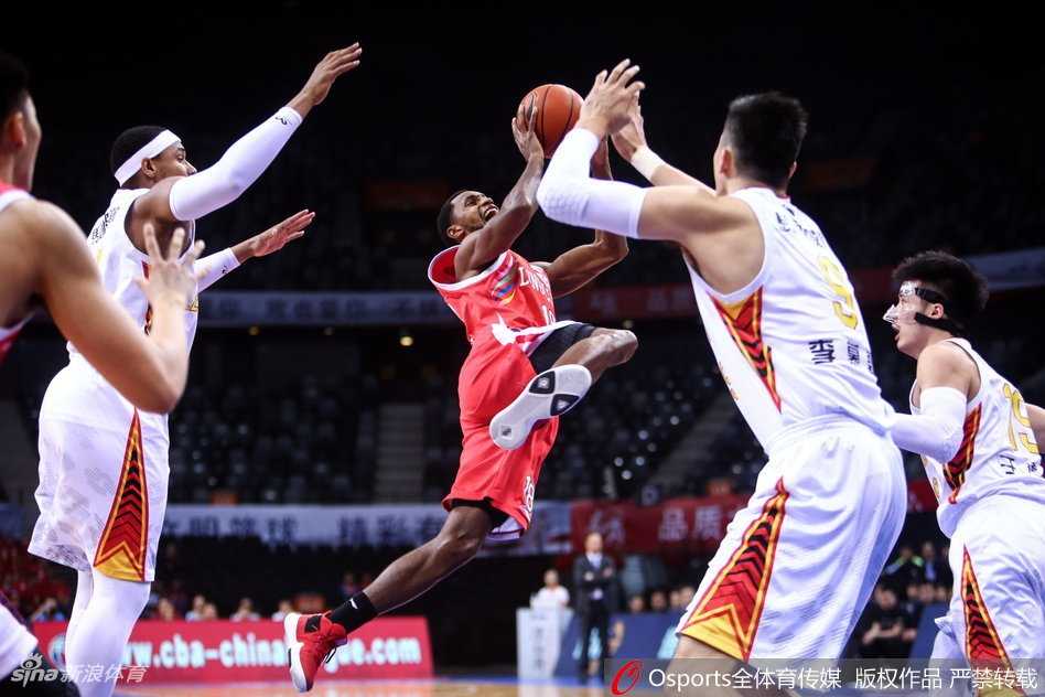 顾全在三分线外手起刀落，篮球划出完美弧线，现场球迷瞬间沸腾，仿佛整个球馆都被这记关键投篮点燃。