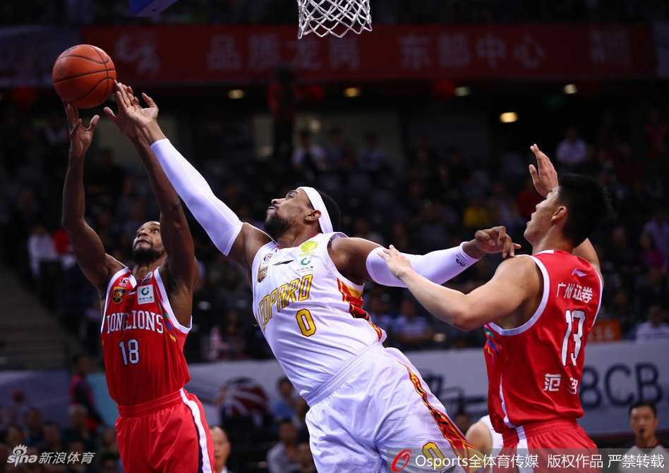 萨林杰在对方多人包夹下强行起跳，用强壮的身躯抢下前场篮板，落地瞬间眼神坚毅，仿佛在告诉对手禁区是他的领地。