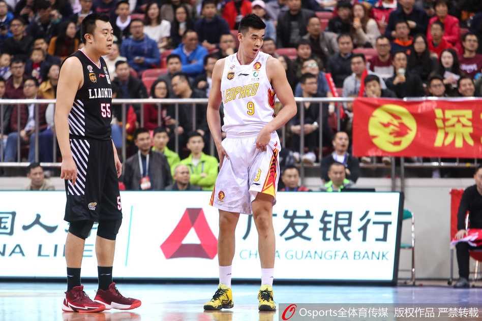 辽宁队李晓旭错失关键三分后，神情落寞，他抬头仰望计分板，眼神中充满了难以置信和不甘，而时间已无情走完。