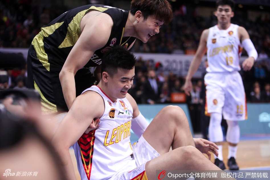 何忠勉抢断成功瞬间，身体重心压得极低，犹如猎豹扑食，将球从对手手中硬生生夺走。