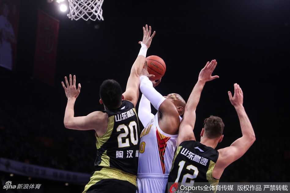 丁彦雨航持球强行突破，面对双人夹击依然强行起跳，空中对抗后艰难将球抛向篮筐。