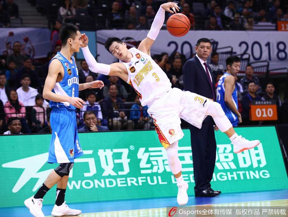 顾全面对青岛队防守，眼神坚毅，干拔跳投出手瞬间，篮球划过一道完美弧线