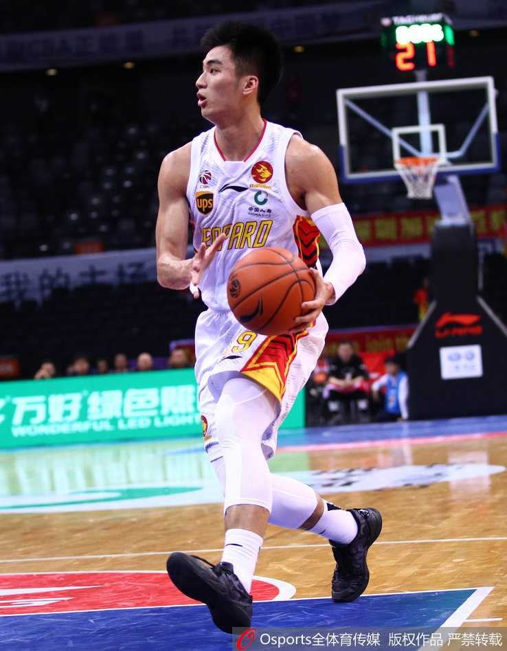 青岛外援吉布森面对深圳队的严密包夹，依然奋力突破，眼神中透露出不屈的斗志