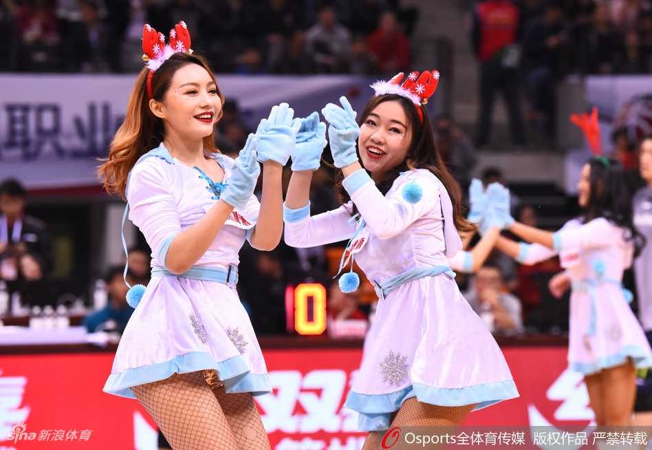 深圳烈豹主场篮球宝贝热力四射,网袜短裙舞动德比战 网袜短裙打扮的深圳篮球宝贝在场上排开,随着音乐节奏摇摆,展现出职业拉拉队的整齐与活力