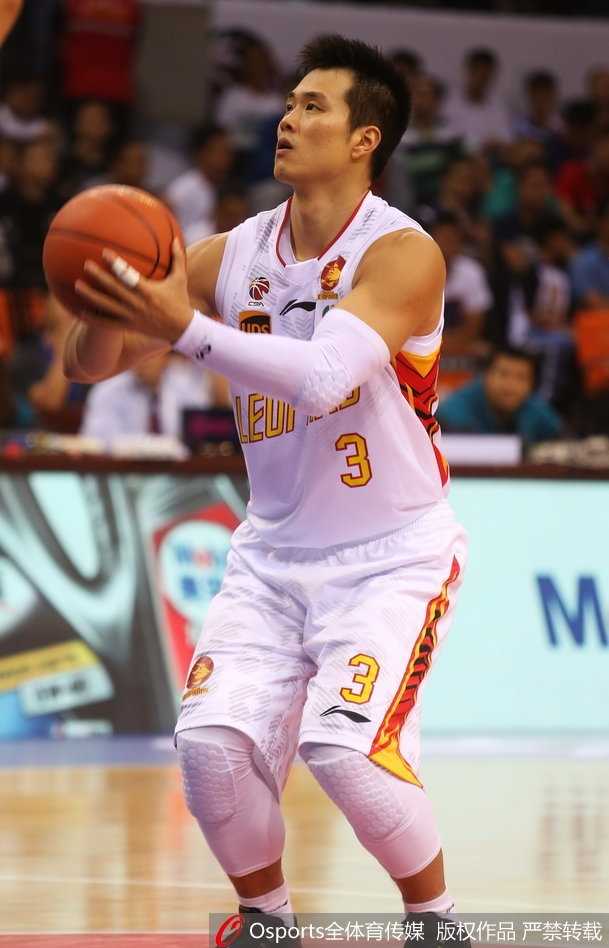 深圳烈豹主场驯服江苏肯帝亚,萨林杰与李慕豪双塔闪耀 江苏内线李原宇在深圳禁区强攻,肌肉碰撞的声音仿佛穿透了屏幕