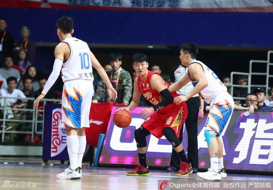 上海队悍将翟逸飞身跃起，长臂完全伸展，奋力封堵深圳队的传球路线，展现出了不屈的防守韧性。