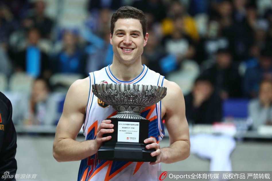 “寂寞大神”弗雷戴特手捧常规赛MVP奖杯，脸上洋溢着自豪的笑容，这座奖杯是对他整个赛季超凡个人能力的最佳证明。