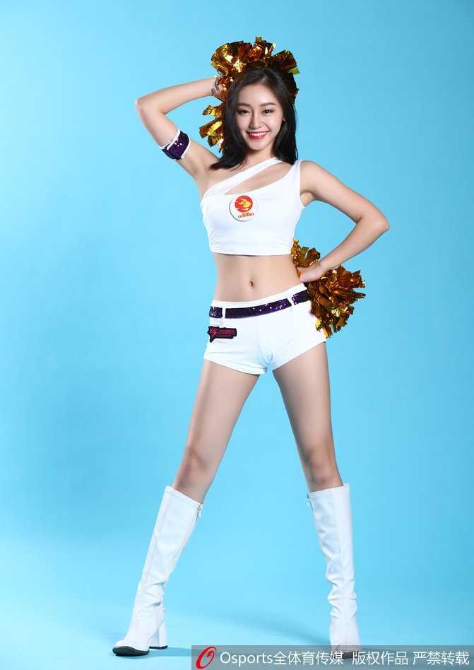 表演结束后，几位队员面向观众席挥手致意，脸上带着灿烂的笑容，身后的巨大LED屏幕映衬着她们青春洋溢的身影