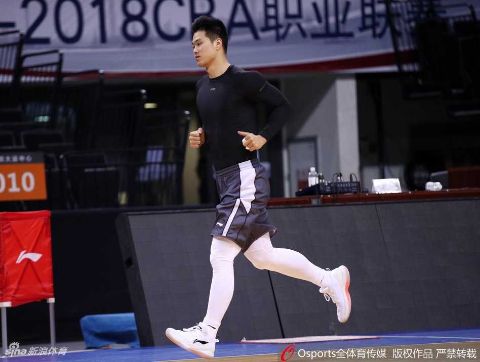 萨林杰在内线强打，肌肉碰撞的画面极具张力，仿佛已经预见了夜晚的统治级表现。