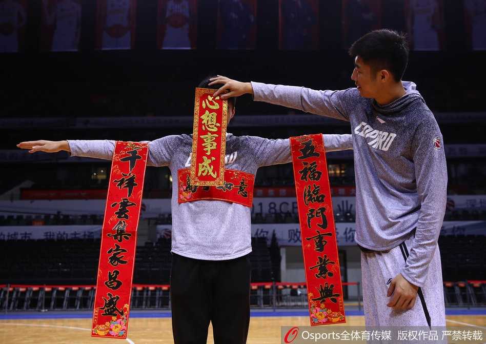 顾全、李慕豪等主力球员围成一圈，大家将手叠在一起，齐声高喊加油口号。这一刻，他们不仅是队友，更是即将在春节后向总冠军发起冲锋的亲密战友。