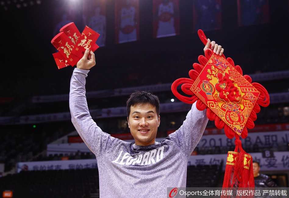 全体队员在训练场馆内排成整齐的队列，他们拉起“深圳新世纪烈豹篮球俱乐部恭贺新春”的横幅，用最饱满的热情和最灿烂的笑容，定格下这张属于2018年春节的全家福。