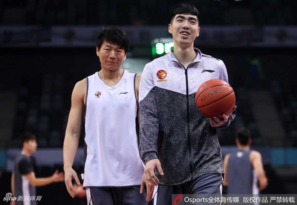 深圳烈豹蓄力广东德比 萨林杰搞怪训练场成开心果 离场前,萨林杰向看台上的球迷搞怪致意,他的搞怪天赋为紧张的赛前备战增添了一抹亮色。