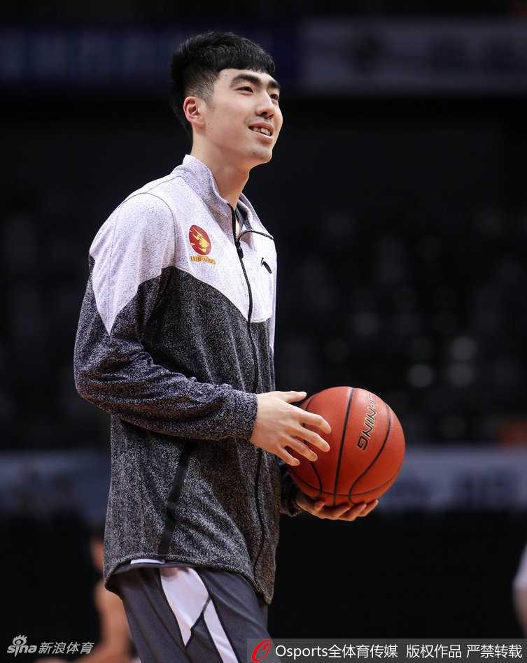 深圳烈豹蓄力广东德比 萨林杰搞怪训练场成开心果 搞怪失败的萨林杰坐在地板上,自己也被逗得前仰后合,硕大的身躯配上孩童般的笑容,成为训练场最暖心的画面。