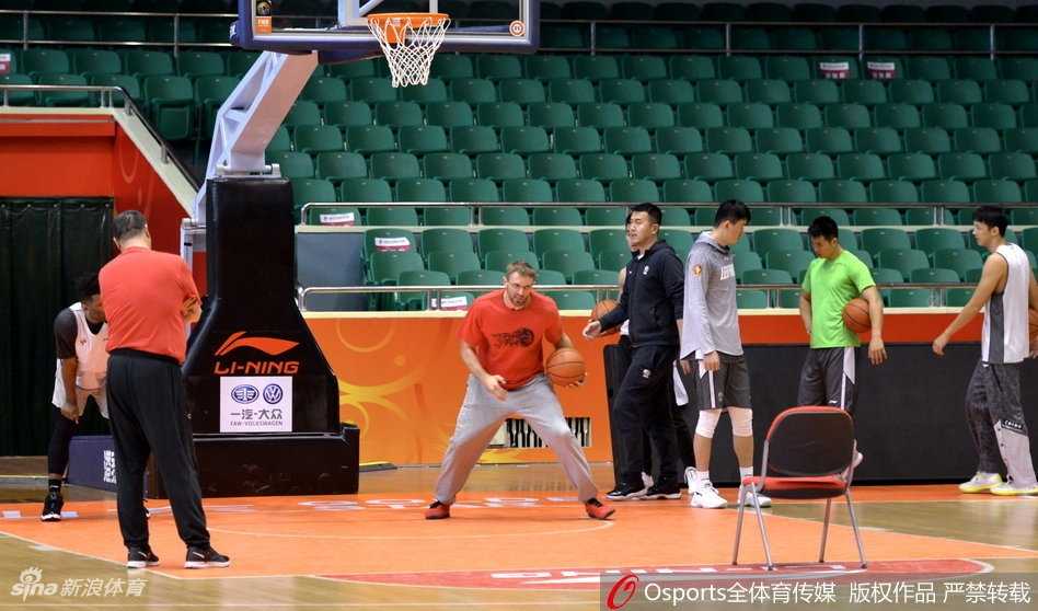 汗水顺着萨林杰的络腮胡子滴落在地板上，他双手撑膝大口喘气，眼神却依然死死盯着篮筐，仿佛在思考下一次进攻的路线