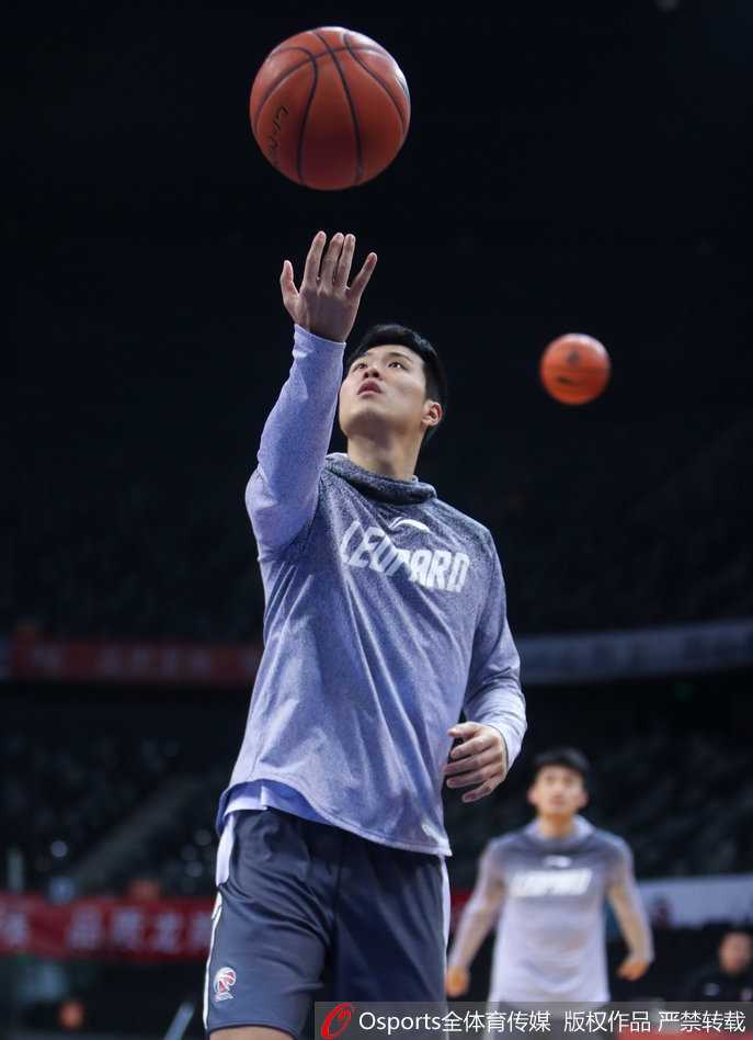 深圳烈豹蓄势待发,孟铎伤愈复训李慕豪上演单手劈扣迎战广厦 李慕豪高高跃起单手劈扣,他的手臂肌肉线条在发力时清晰可见,整个人的气势如虹,展现了内线猛兽的一面。