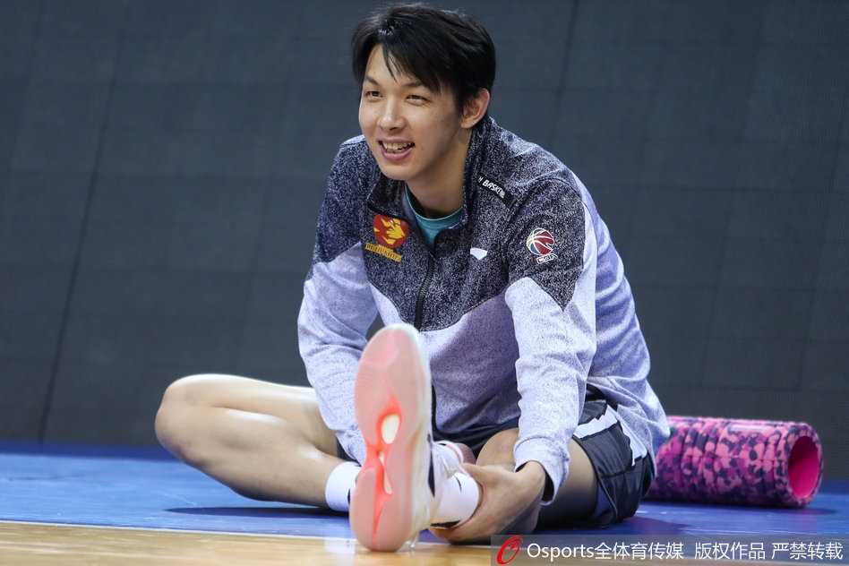 深圳烈豹蓄势待发,孟铎伤愈复训李慕豪上演单手劈扣迎战广厦 孟铎在训练中持球突破,虽然刚刚恢复训练,但他的步伐依然灵活矫健,神情专注地观察着队友的跑位。