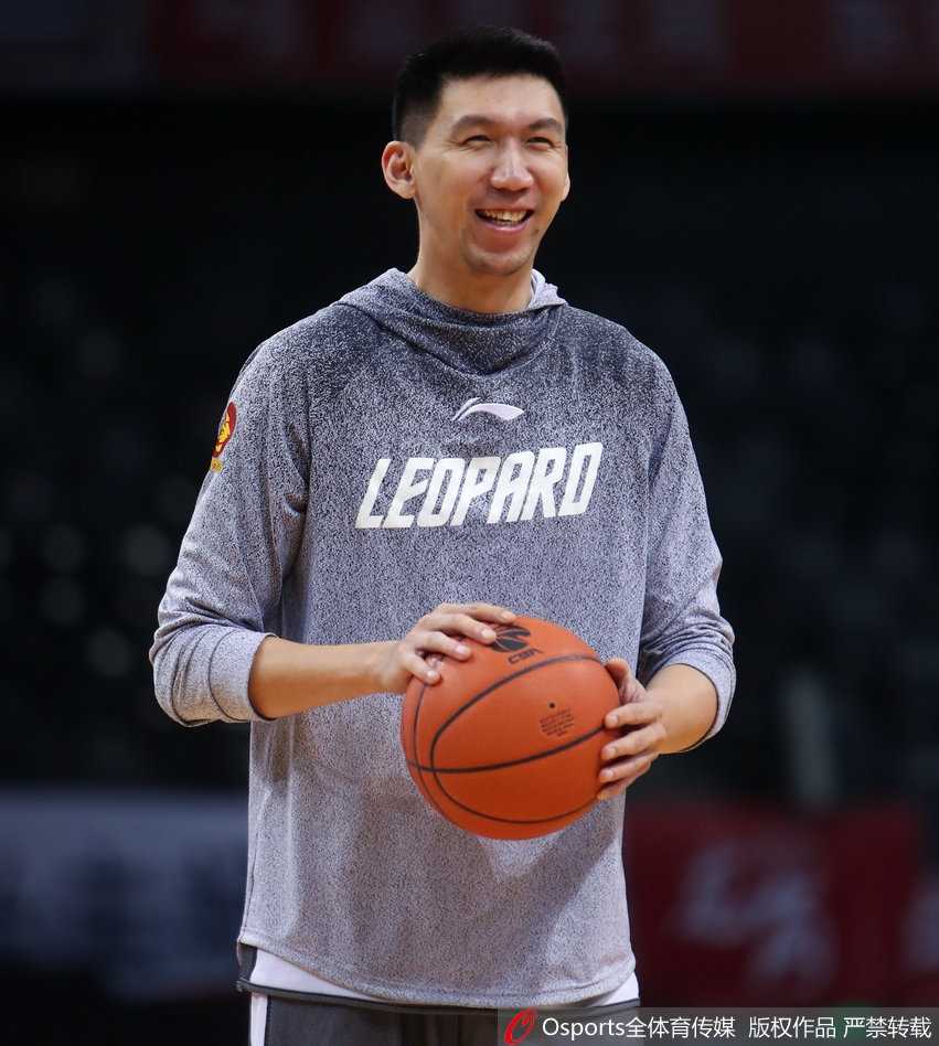 深圳烈豹蓄势待发,孟铎伤愈复训李慕豪上演单手劈扣迎战广厦 顾全在底角进行三分投篮训练,他的出手弧度很高,尽管身体略显疲惫,但每次出手后的跟随动作都做得非常完整。