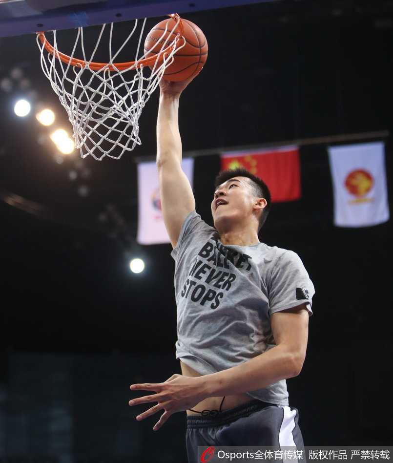 深圳烈豹蓄势待发,孟铎伤愈复训李慕豪上演单手劈扣迎战广厦 深圳队全队在训练结束前手叠手高喊加油,每个人的脸上都写满了坚毅,团队凝聚力的氛围在这一刻被点燃。