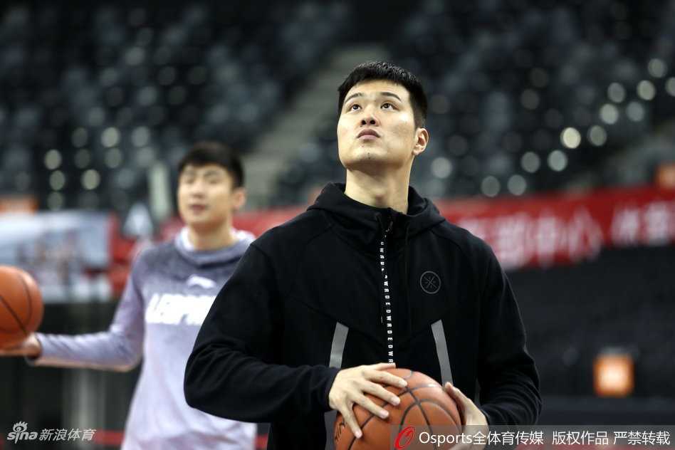 深圳烈豹蓄势待发,广东德比前瞻 年轻后卫于德豪在快速运球推进中,他表情严肃,一边观察着场上的局势,一边大声呼喊着队友的跑位,试图用速度撕开对手的防线。