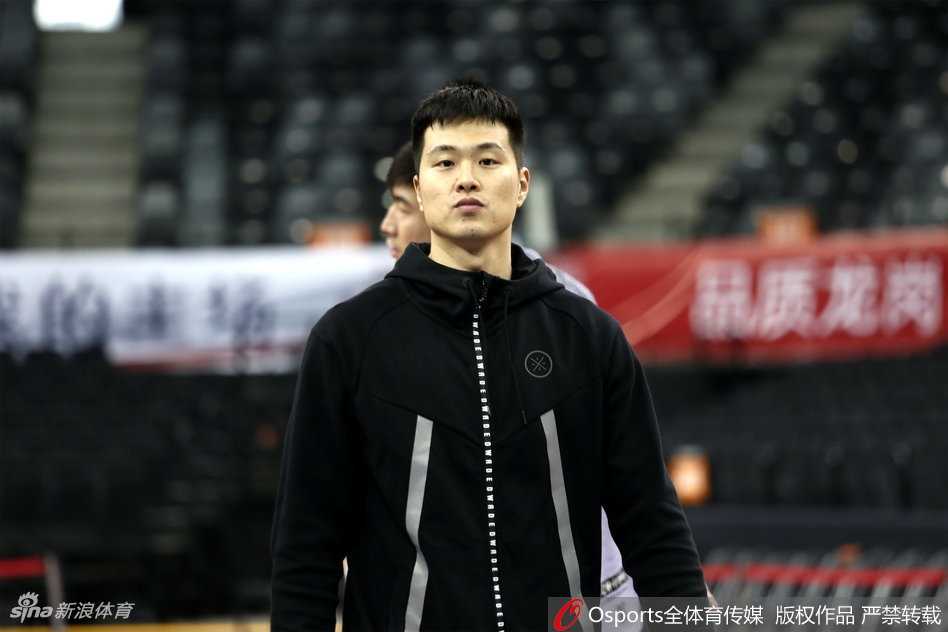 深圳烈豹蓄势待发,广东德比前瞻 大外援萨林杰在低位背身要球,面对防守悍将李慕豪的强硬顶防,他用力卡住位置,准备用他标志性的强壮身体和细腻技术在禁区打开局面。