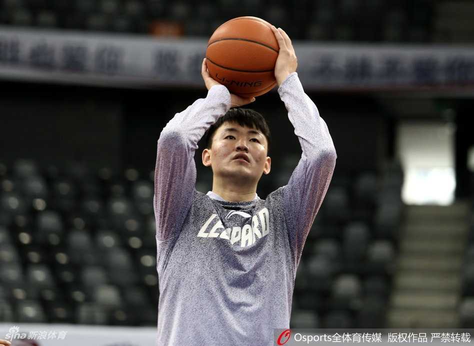 深圳烈豹蓄势待发,广东德比前瞻 李慕豪在篮下练习勾手投篮,他高高跃起,长臂舒展,展现出亚洲顶级内线的身体天赋,在他身后是静静等待的篮球和即将到来的季后赛挑战。