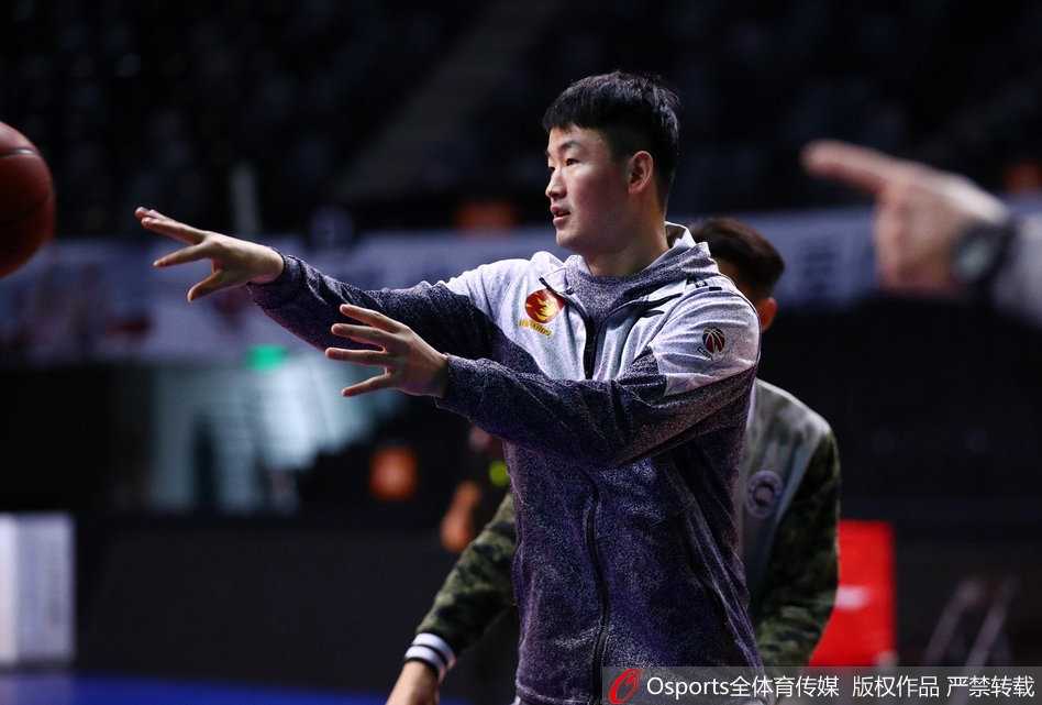 深圳烈豹蓄势待发,迎战常规赛第二十七轮关键战役 萨林杰在篮下强打,肌肉线条分明展示出强大统治力