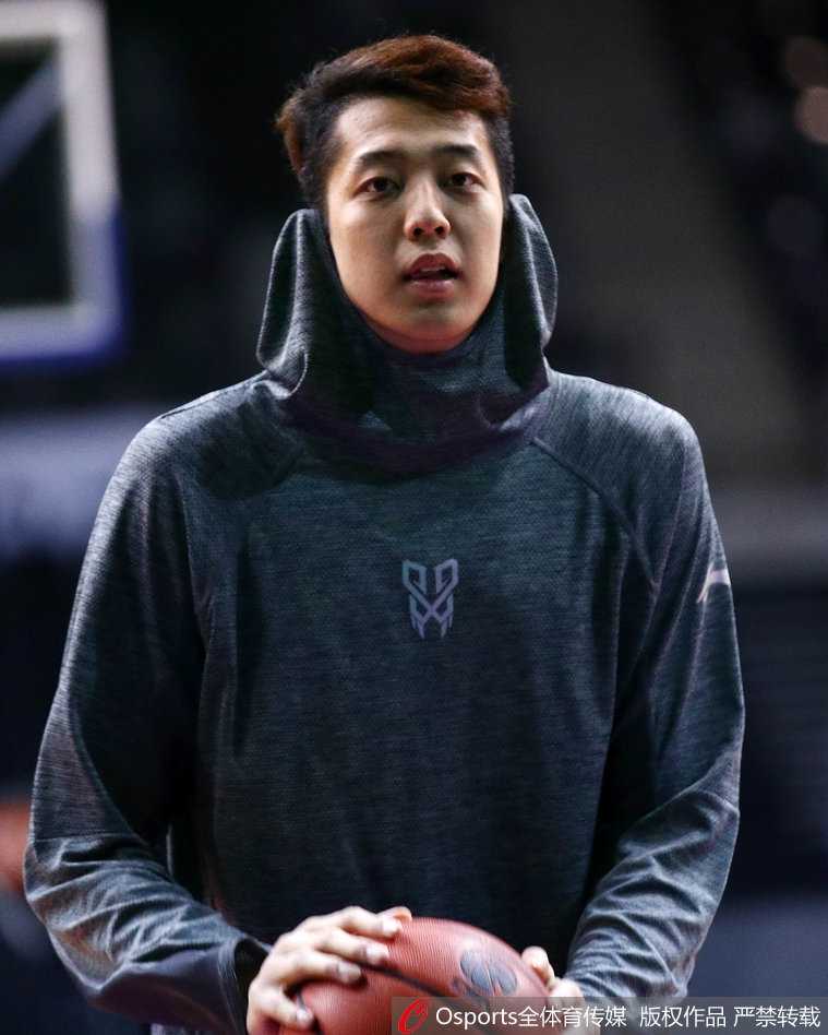 深圳烈豹蓄势待发,迎战常规赛第二十七轮关键战役 李慕豪与助教配合训练,眼神坚定守护禁区荣耀