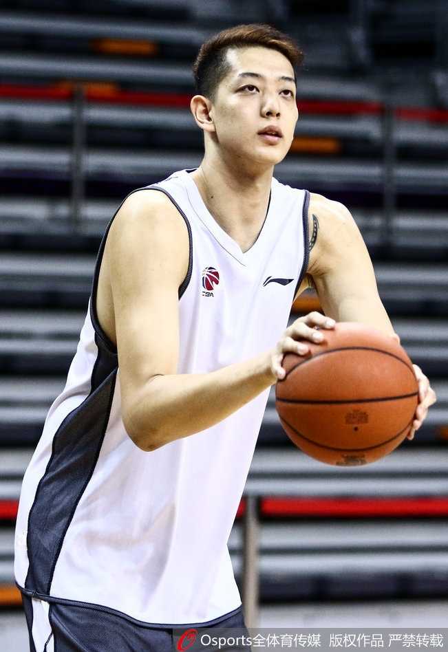 训练场上，小将白昊天正全力持球突破，面对防守悍将的贴身紧逼，他眼神坚毅，肌肉线条紧绷，仿佛一辆加满油的“小钢炮”，试图撞开成人的防线。