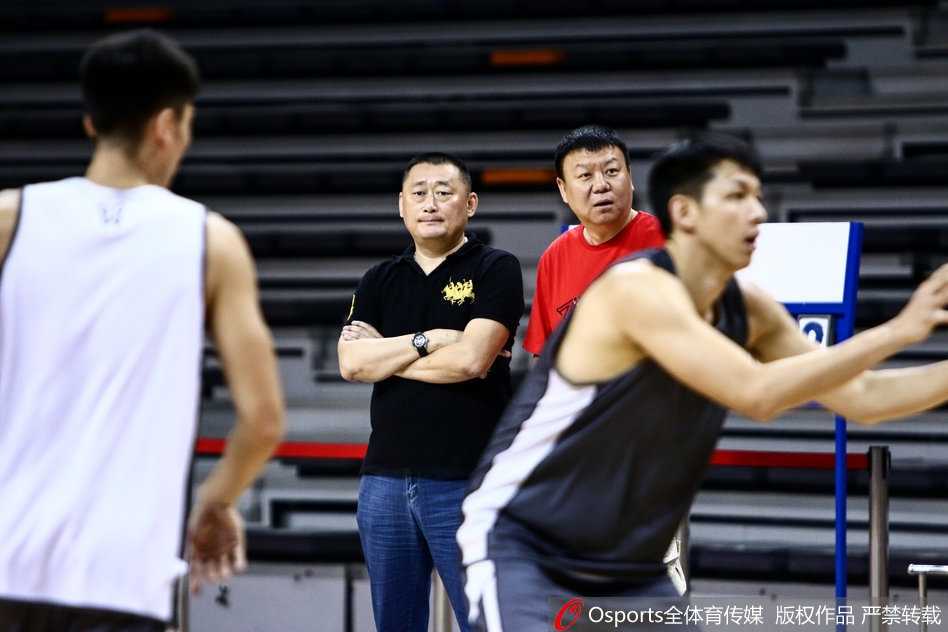 训练馆内，李慕豪在体能师的辅助下进行核心力量训练，表情略显痛苦，他紧咬牙关，汗水浸湿了地板，每一次拉伸都承载着尽快重返赛场的渴望。