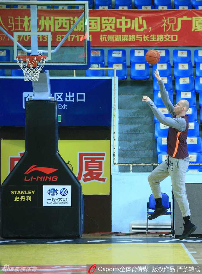 深圳烈豹蛰伏待爆发 炎夏挥汗如雨为新季蓄力 年轻的沈梓捷展现出了极佳的身体素质,他在篮下单手将球挑向篮筐,每一个动作都预示着深圳内线未来的高度。