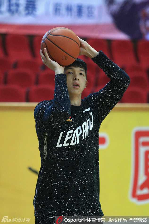 深圳烈豹蛰伏待爆发 炎夏挥汗如雨为新季蓄力 何忠勉的投篮姿势极为标准,在炎热的训练馆中,他一次次跃起出手,用精准的射术打磨着这支球队的外线火枪。
