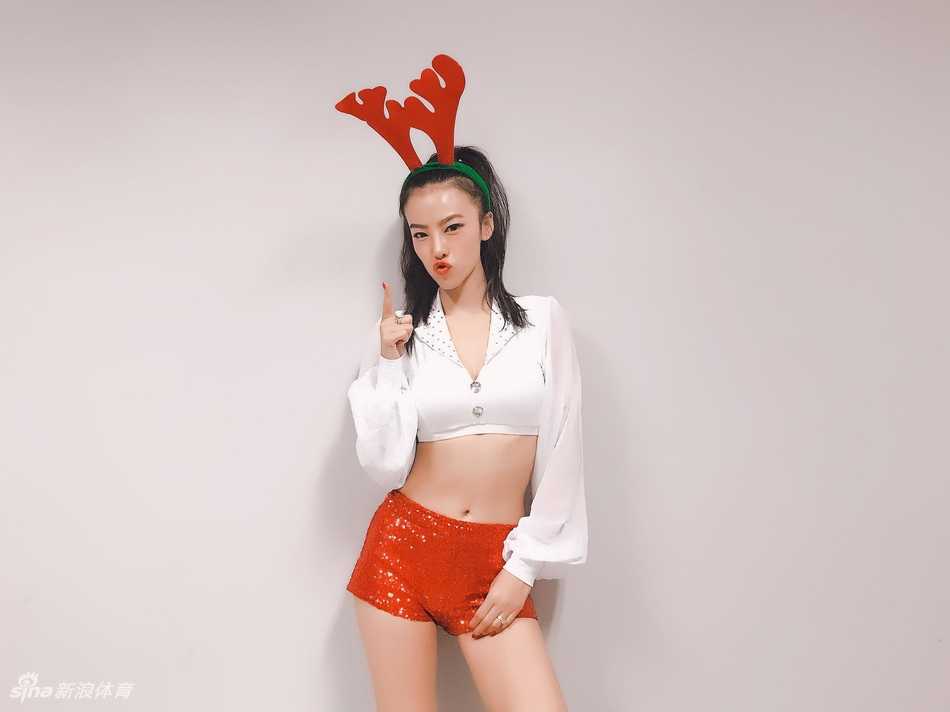 大合影中，甜心宝贝们簇拥在一起，对着镜头绽放出最灿烂的笑容，仿佛要将所有的圣诞快乐都传递给镜头前的你。