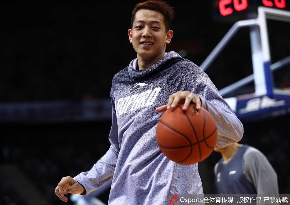 深圳男篮轻松备战迎联赛,李慕豪搞怪大笑成开心果 训练间隙,李慕豪不知听到了什么趣事,弯着腰单手扶膝,笑得前仰后合,甚至连眼睛都闭了起来。站在他对面的于德豪也咧着嘴露出标志性的憨笑,这温馨的一幕展现了队友之间深厚的情谊。