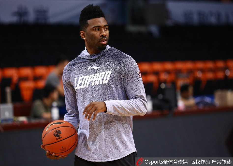 深圳男篮轻松备战迎联赛,李慕豪搞怪大笑成开心果 镜头拉近,李慕豪的特写镜头中,他额头的汗水清晰可见,但比汗水更抢镜的是他那灿烂无比的大笑,这种发自内心的笑容感染了在场的每一个人,也让人看到了这位大个子内心阳光大男孩的一面。