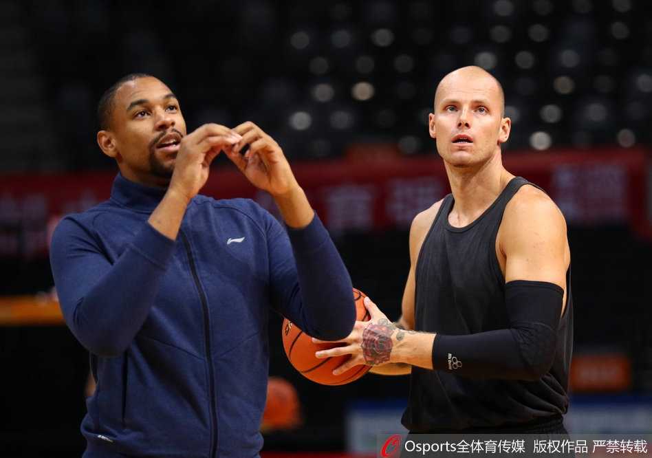 深圳男篮轻松备战迎联赛,李慕豪搞怪大笑成开心果 最后一张图片中,李慕豪结束训练准备离场,他背对着镜头举起右手比出一个胜利的手势,虽然没有回头,但这个简单的背影动作足以说明他今天心情大好,也为深圳队这次轻松愉快的备战训练画上了一个完美的句号。