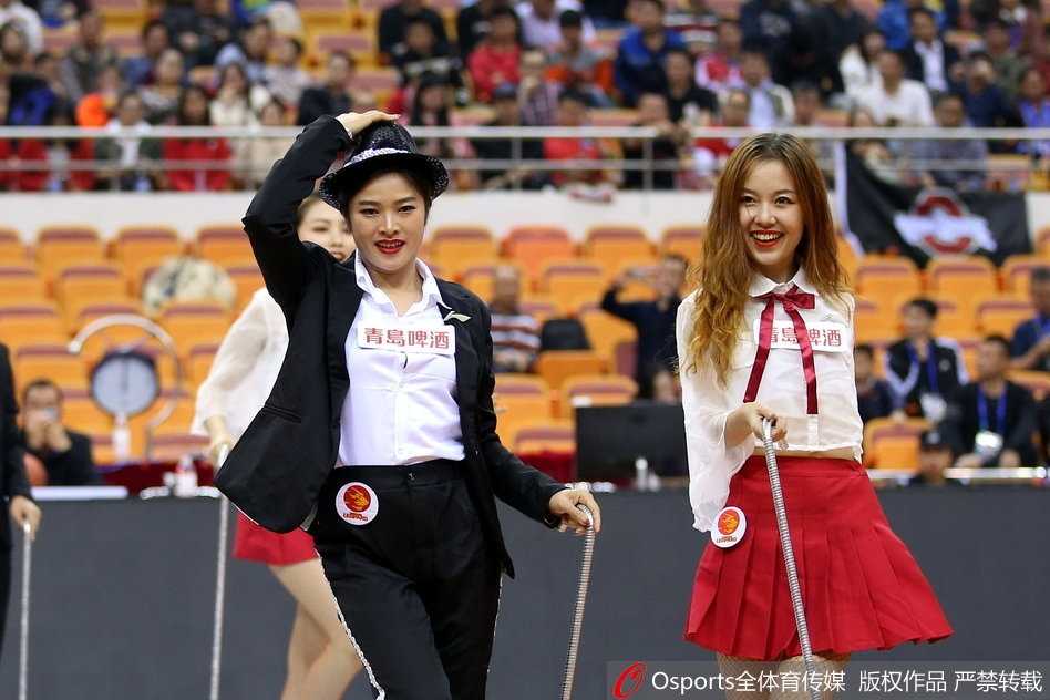 多名篮球宝贝在场上排成整齐队列，随着音乐节奏高高跃起，马尾辫在空中划出优美弧线