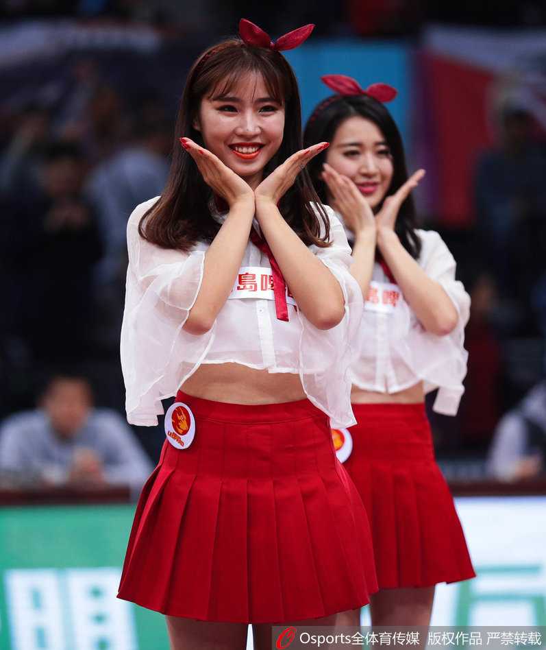 深圳篮球宝贝烈焰红裙舞动赛场 助力新世纪大胜青岛双星 特写镜头下,一位深圳篮球宝贝长发飘逸,烈焰红唇与红色舞裙相得益彰,她眼神专注而充满激情,正在为场上的主队球员加油鼓劲。