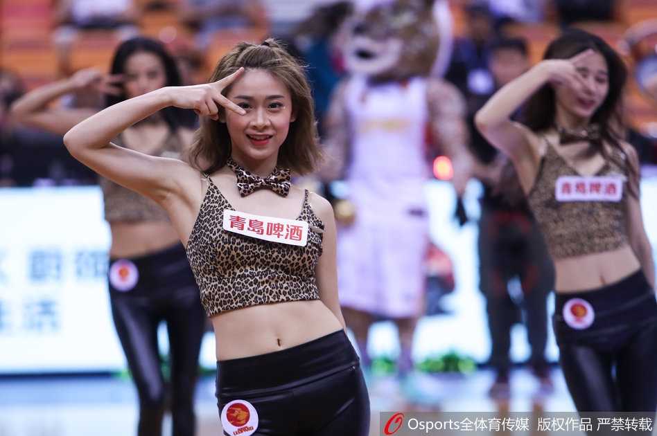 深圳篮球宝贝赛场热舞展活力,聚光灯下那些为热爱起舞的姑娘们 表演结束后,篮球宝贝们向观众致意,她们的脸上带着运动后的绯红和满足的微笑,感谢现场球迷的掌声与支持。