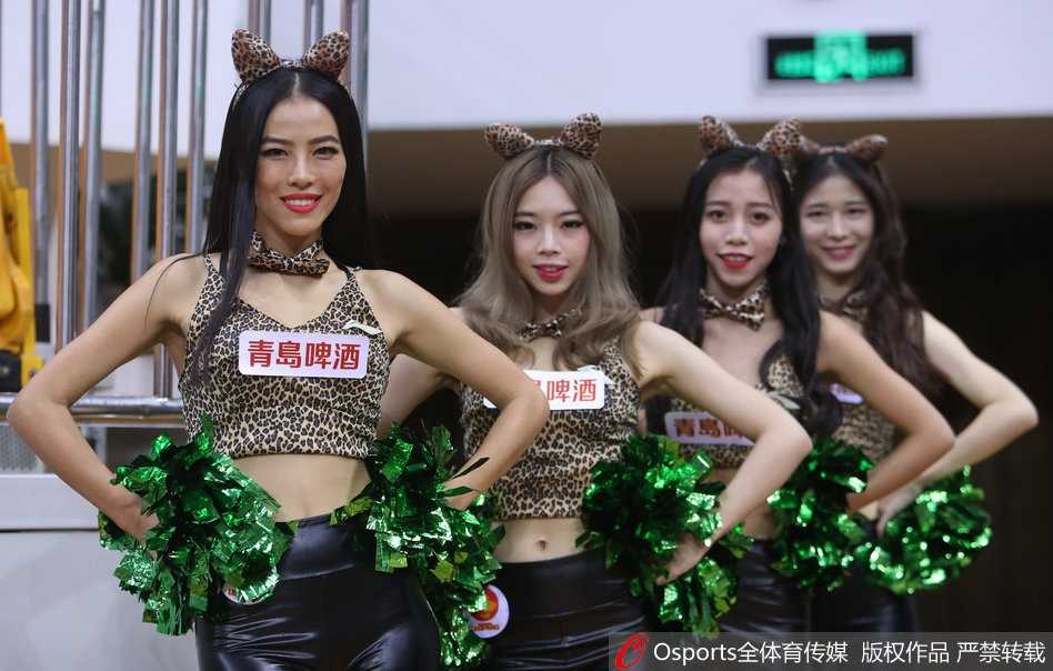 深圳篮球宝贝赛场热舞展活力,聚光灯下那些为热爱起舞的姑娘们 镜头拉近,这位篮球宝贝手持金色花球,脸上洋溢着自信灿烂的微笑,即便在休息时刻也保持着最佳的舞台状态。