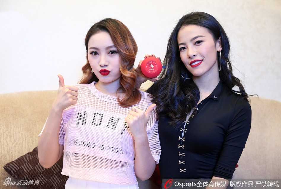 即使是在场边休息，深圳啦啦队的宝贝们依然保持着甜美的微笑，她们聚在一起，成为镜头中一道青春的风景线。