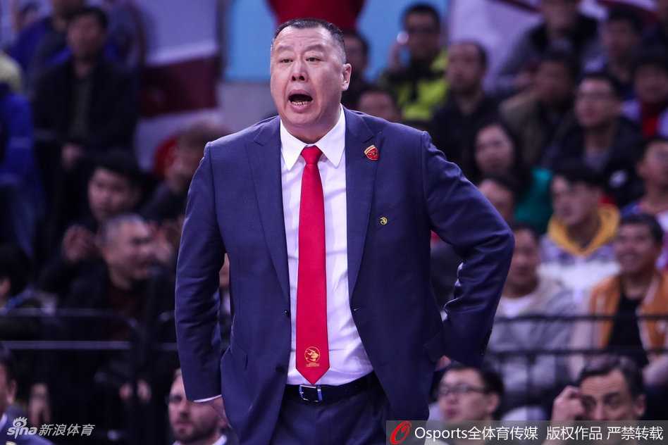 深圳风暴逆转广州,顾全神射沈梓捷双三十锁定胜局 深圳队萨林杰高高跃起,在与广州队员的篮下争抢中单手将球揽入怀中,肌肉碰撞间尽显力量之美。