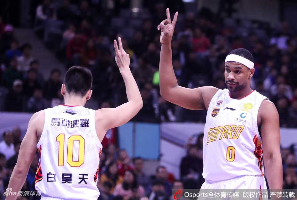 深圳风暴逆转广州,顾全神射沈梓捷双三十锁定胜局 深圳队顾全外线手起刀落,篮球划过完美弧线直钻网窝,瞬间点燃主场球迷的激情。