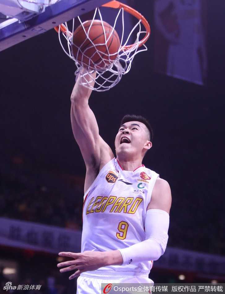 深圳风暴逆转广州,顾全神射沈梓捷双三十锁定胜局 深圳队沈梓捷面对多人围堵强势起跳,单手将球砸进篮筐,展现出年轻内线的统治力与血性。